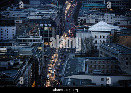 Berlin, Deutschland. 19. März 2014. Stadtverkehr in den Sonnenuntergang von Berlin am 19. März 2014 in Berlin, Deutschland. Foto: picture Alliance/Robert Schlesinger/Dpa/Alamy Live News Stockfoto