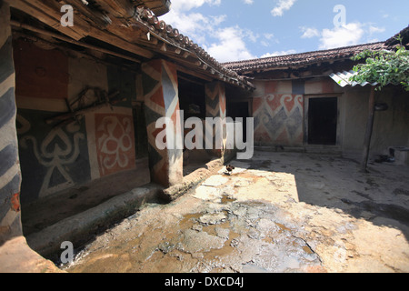 Sohrai Gemälde an der Wand Lehmhäuser von Lodha Kaste Künstlern gemalt. Bhilwara Dorf, Bezirk Hazaribaug, Jharkhand, Indien Stockfoto