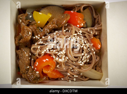 Essen zum Mitnehmen-Nudeln mit Schweinefleisch und Gemüse in Take-out-Box Stockfoto