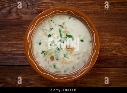 Cullen Skink - machte schottische Suppe aus geräuchertem Schellfisch, Kartoffeln und Zwiebeln. Finnan Haddock Chowder geräuchert Stockfoto