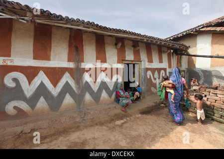 Sohrai Gemälde an der Wand Lehmhäuser von Lodha Kaste Künstlern gemalt. Bhilwara Dorf, Bezirk Hazaribaug, Jharkhand, Indien Stockfoto