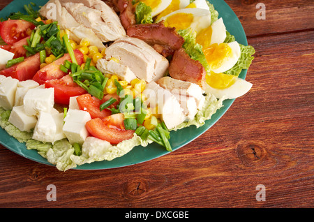 Cobb Salat - bunten herzhaften Vorspeise Größe Salat mit Huhn, gekochten Eiern, Speck, Mais, -ein Hauptgericht amerikanische Garten Salat Stockfoto