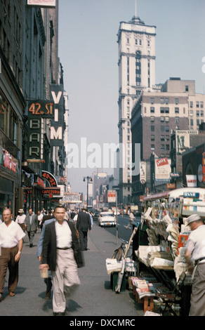 Fußgänger auf 42nd Street, New York, 1958 Stockfoto