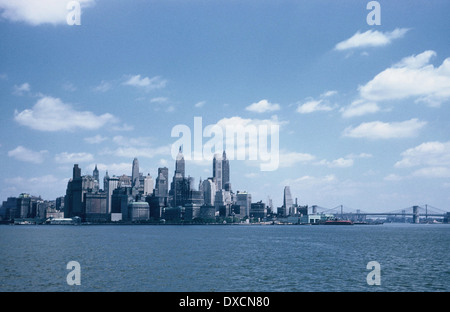 Skyline von New York aus dem Meer mit Brücken im Hintergrund, 1958 Stockfoto