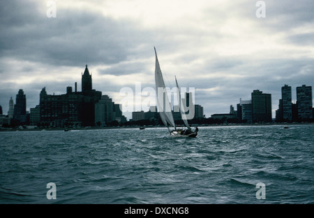 Skyline von New York mit Segelboot im Vordergrund, 1958. Stockfoto