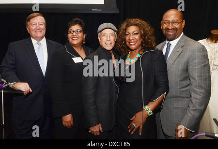 William Mills, Präsident der PNC Bank, Ramona Riscoe Benson, The African American Museum, berühmten DJ Jerry Blavet und Mary Wilson, Bürgermeister Michael Nutter "kommen, um mich zu sehen: The Mary Wilson Supremes Collection" Sonderausstellung statt in The African American Museum Philadelphia, Pennsylvania - 10.10.12 wo: USA bei: 10. Oktober 2012 Stockfoto