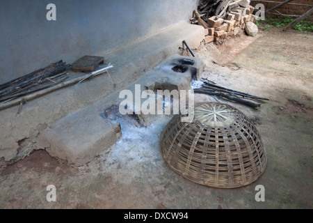 Eine typische Feuerstelle vor dem Haus. Munda Stamm. Bartoli Dorf Khunti Bezirk Ranchi, Jharkhand, Indien Stockfoto