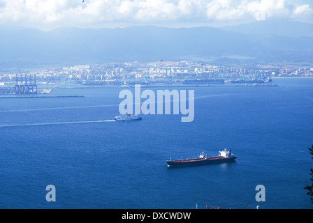 Die Aussicht auf die Meerenge und Hafen von Gibraltar, die Britische überseegegend. Marokko im Hintergrund Stockfoto