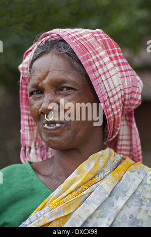 Eine Stammesfrau, die Gamcha aus rot-weißer Baumwolle auf ihrem Kopf und dem Nasenring trägt. Munda-Stamm. Ranchi, Jharkhand, Indien. Ländliche Gesichter Indiens Stockfoto