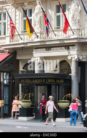 Eingang des Hotel Sacher, Wien, Österreich Stockfoto