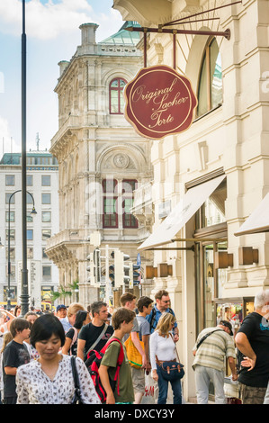 Straßenbild Innenstadt Wien, Kärntnerstraße, Hotel Café Sacher, im oberen mittleren ein Zeichen, das liest: original Sachertorte Stockfoto