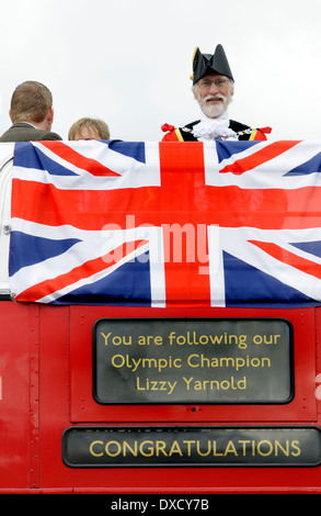 Lizzy Yarnold Siegesparade in Sevenoaks, Kent. 21.03.2014. Bürgermeister auf den offenen bus Stockfoto