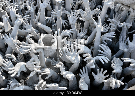 Hände, die ausziehen, oft als Hände in der Höllenskulptur im Wat Rong Khun, dem Weißen Tempel, Chiang Rai, Nordthailand, Südostasien bezeichnet werden Stockfoto