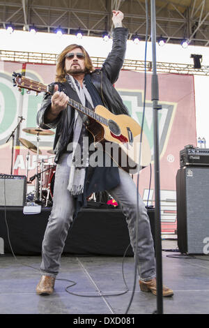 Fontana, Kalifornien, USA. 23. März 2014. Musiker-Cyrus führt auf der Bühne vor der NASCAR Sprint Cup Serie Auto Club 400 auf Auto Club Speedway in Fontana, Kalifornien. © Daniel Knighton/ZUMAPRESS.com/Alamy Live-Nachrichten Stockfoto