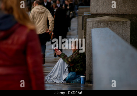 Arme weiße Caucassian Mann betteln in der London Bridge street Stockfoto