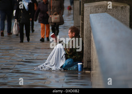 Bettler in London Bridge nach einem hale Sturm Stockfoto