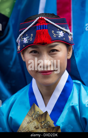 Akteure aus der koreanischen Modl Theatre Company Förderung gibt es Leistung auf Edinburghs Royal Mile während des Edinburgh Fringe Stockfoto