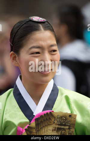 Akteure aus der koreanischen Modl Theatre Company Förderung gibt es Leistung auf Edinburghs Royal Mile während des Edinburgh Fringe Stockfoto