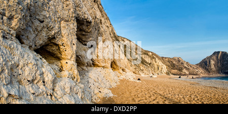 Panorama der Kreidefelsen bei Durdle Door auf der Jurassic Coast in der Nähe von Lulworth in Dorset, England an feinen Frühlingstag genommen. Stockfoto