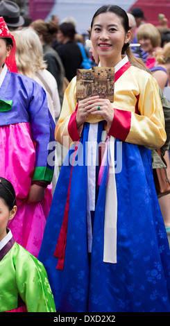 Akteure aus der koreanischen Modl Theatre Company Förderung gibt es Leistung auf Edinburghs Royal Mile während des Edinburgh Fringe Stockfoto