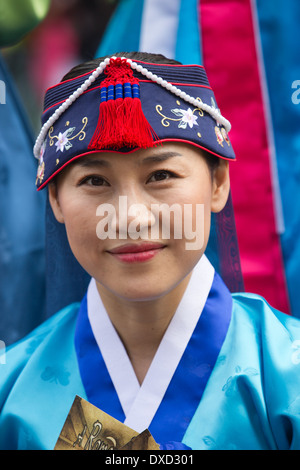 Akteure aus der koreanischen Modl Theatre Company Förderung gibt es Leistung auf Edinburghs Royal Mile während des Edinburgh Fringe Stockfoto