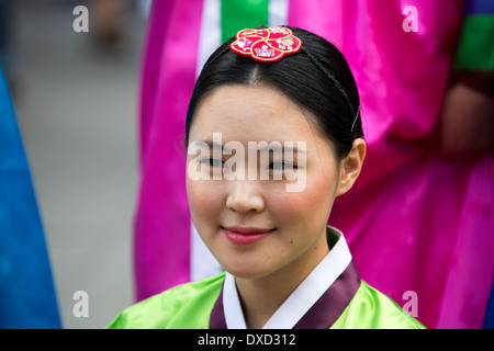 Akteure aus der koreanischen Modl Theatre Company Förderung gibt es Leistung auf Edinburghs Royal Mile während des Edinburgh Fringe Stockfoto