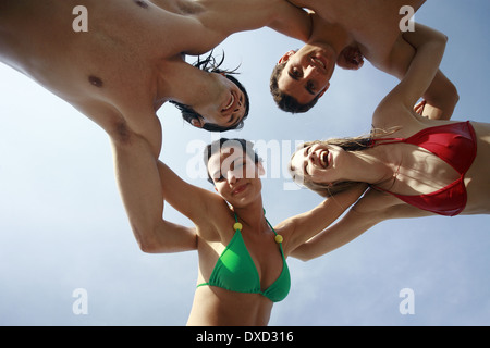 Zwei männliche und zwei weibliche Jugendliche umarmen Stockfoto