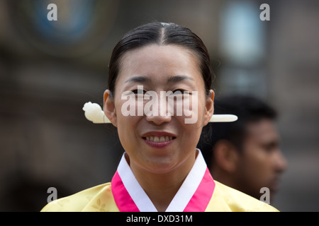 Akteure aus der koreanischen Modl Theatre Company Förderung gibt es Leistung auf Edinburghs Royal Mile während des Edinburgh Fringe Stockfoto