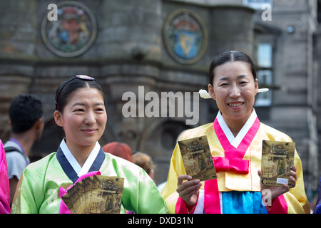 Akteure aus der koreanischen Modl Theatre Company Förderung gibt es Leistung auf Edinburghs Royal Mile während des Edinburgh Fringe Stockfoto