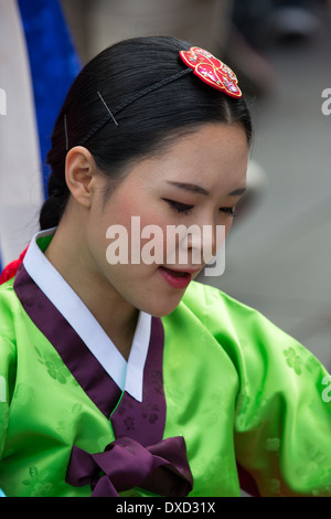 Akteure aus der koreanischen Modl Theatre Company Förderung gibt es Leistung auf Edinburghs Royal Mile während des Edinburgh Fringe Stockfoto