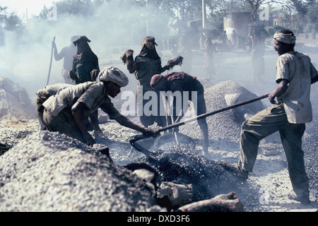 Straße ausbessern Bande, Delhi, 1967 Stockfoto