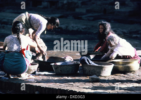 Frauen waschen Kleidung im Fluss, Nepal, 1969 Stockfoto