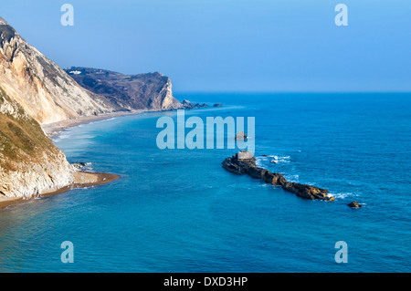 Alter Mann des Krieges bei Durdle Door auf der Jurassic Coast in der Nähe von Lulworth in Dorset, England an feinen Frühlingstag genommen. Stockfoto