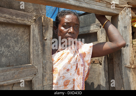 Porträt einer Stammesfrau, die vor der Tür ihres Hauses steht. Murmu-Stamm. Jamuniatand Village, Bokaro District, Jharkhand. Ländliche Gesichter Indiens Stockfoto