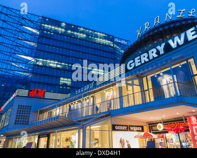 Geschäfte und Cafe Kranzler in Kurfürstendamm, Berlin, Deutschland, Europa Stockfoto