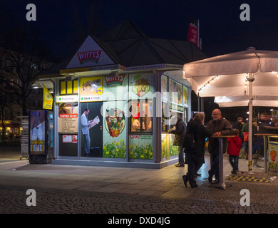 Deutscher Wurststand, traditioneller deutscher Bratwurstverkäufer, Street Food, Berlin, Deutschland, Europa Stockfoto