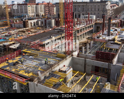 Blick auf eine Baustelle - Große Innenstadt städtischen Baustelle, den Bau neuer Bürogebäude in Europa Stockfoto