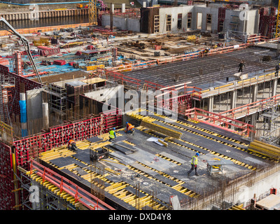 Baustelle arbeiten an Hochhäusern auf einer Baustelle im Zentrum von Berlin, Deutschland, Europa Stockfoto