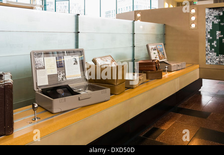 Ausstellungen im Museum Tranenpalast (Tränenpalast), Berlin, Deutschland, Europa am ehemaligen Grenzübergang zwischen Ost und West Stockfoto