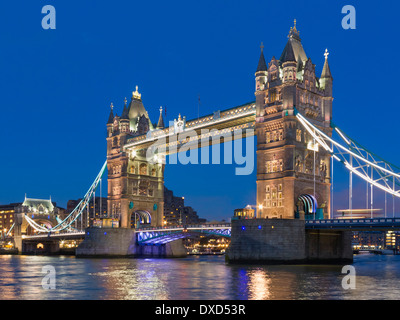 Tower Bridge, London, England, UK in der Nacht Stockfoto