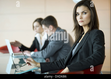 Geschäftsleute am Konferenztisch Stockfoto