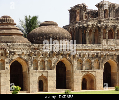 Elefanten-Stall bei der Cacred von Vijayanagara in Hampi, eine Stadt in Karnataka, Süd-West-Indien Stockfoto