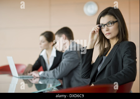 Geschäftsleute am Konferenztisch Stockfoto