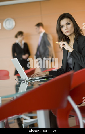 Geschäftsfrau bei Treffen mit laptop Stockfoto