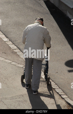 Alter Mann mit Walker. Stockfoto