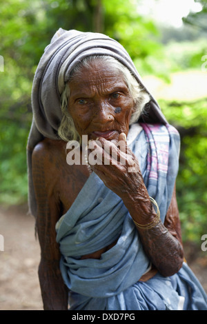 Porträt einer alten Stammes Dame. Santhal Stamm. Jarkatand Dorf, Bokaro Bezirk, Jharkhand Stockfoto