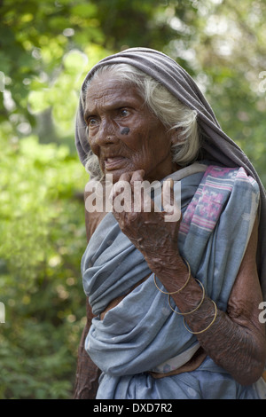 Porträt einer alten Stammes Dame. Santhal Stamm. Jarkatand Dorf, Bokaro Bezirk, Jharkhand Stockfoto