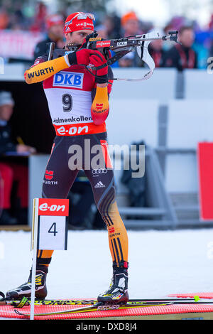 Oslo, Norwegen. 24. März 2014. Die E.ON World Cup Biathlon 2014 Arnd Peiffer Deutschland konkurriert in 15 km Massenstart der Männer während der Biathlon-WM am Holmenkollen in Oslo, Norwegen. Bildnachweis: Action Plus Sport Bilder/Alamy Live News Stockfoto