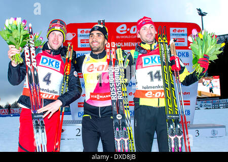 Oslo, Norwegen. 24. März 2014. 23.03.2014 Oslo Norwegen der E.ON IBU Weltcup Biathlon 2014 L - R Dominik Landertinger Österreich zweiten Platz, erster Platz Martin Fourcade Frankreichs und Jakov Fak Slowenien dritten Platz feiert auf dem Podium, während die IBU Weltcup Biathlon-Männer 15 km Massenstart am Holmenkollen in Oslo, Norwegen. Bildnachweis: Action Plus Sport Bilder/Alamy Live News Stockfoto