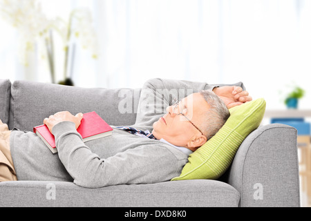 Ältere Mann auf Sofa drinnen schlafen Stockfoto